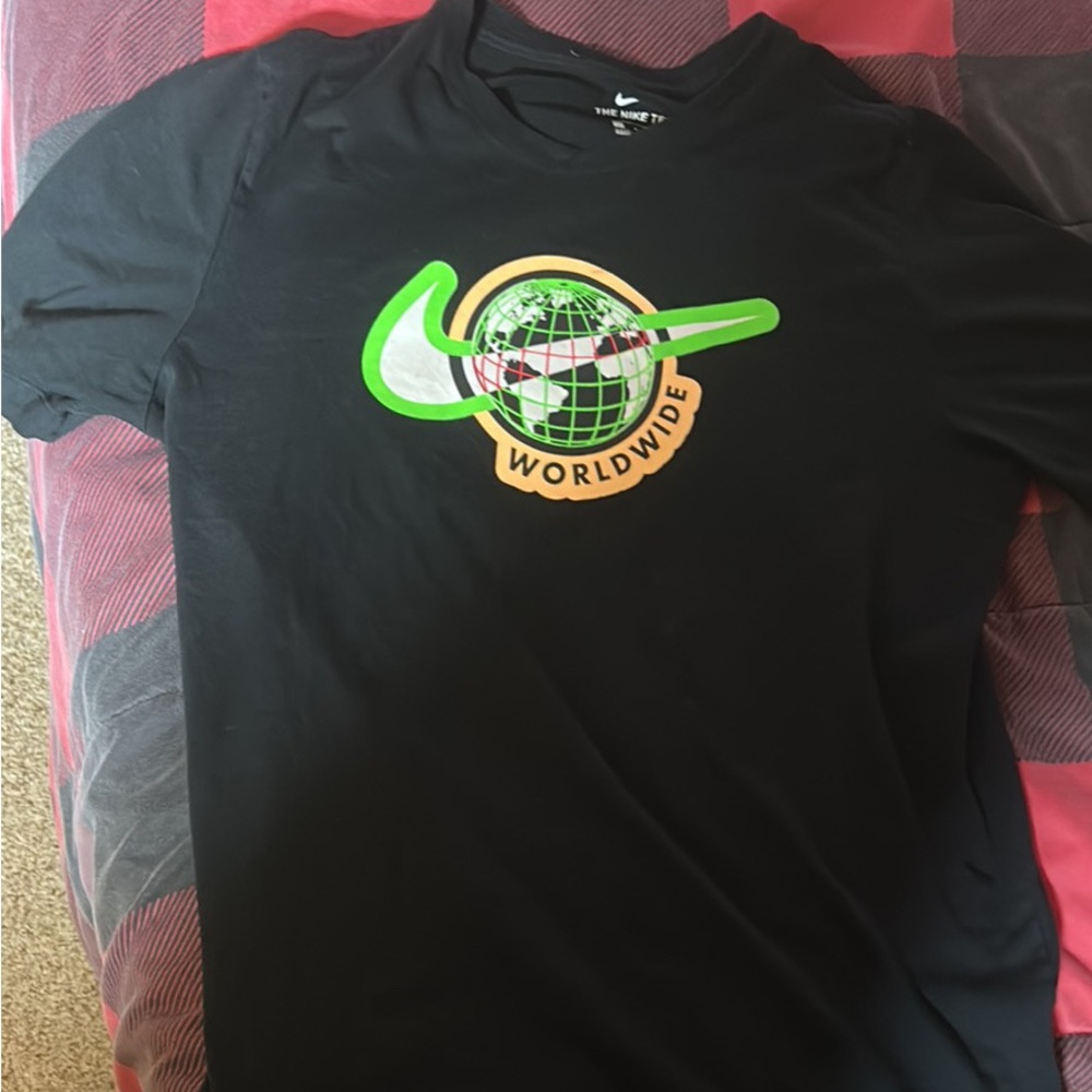 Men’s Nike Worldwide tee.